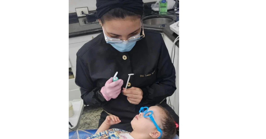 Dentista explicando o atendimento odontológico para paciente infantil

A limpeza dentária permite remover placa bacteriana, tártaro e identificar alterações precocemente.