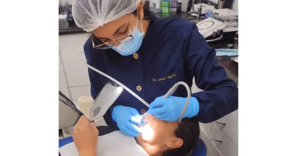 Procedimento de restauração dentária em resina, doutora Letícia Aguiar atendendo paciente