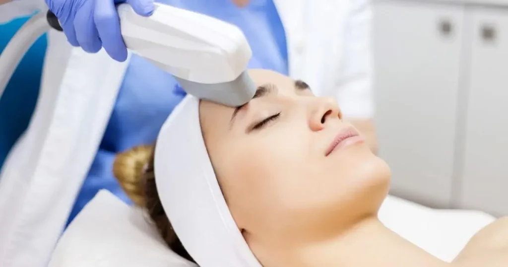 Aplicador de ultrassom utilizado em tratamento facial