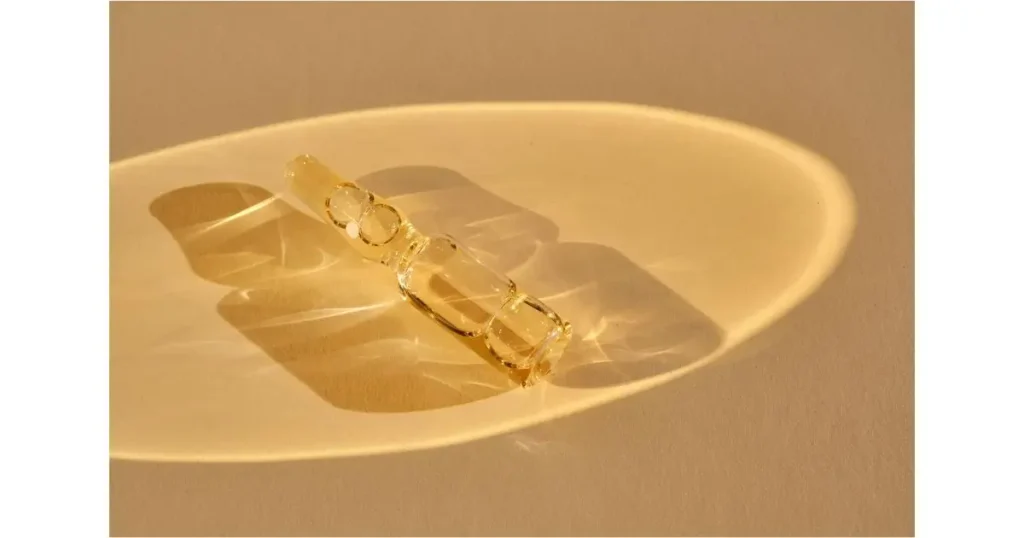 Frasco de solução para cuidados com a pele em composição estética minimalista