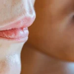 Duas mulheres de perfil com foco nos lábios e expressão neutra