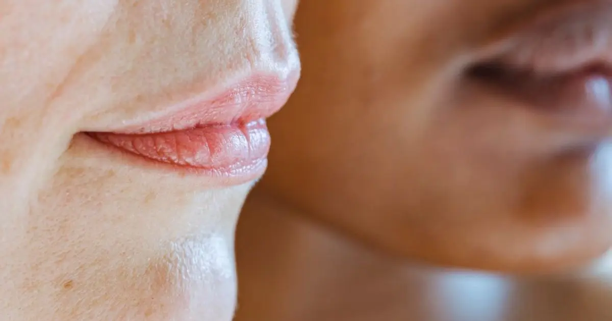 Duas mulheres de perfil com foco nos lábios e expressão neutra