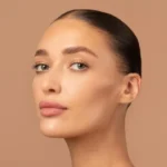 Mulher com rosto em destaque representando as diferentes regiões faciais que podem ser tratadas com Botox