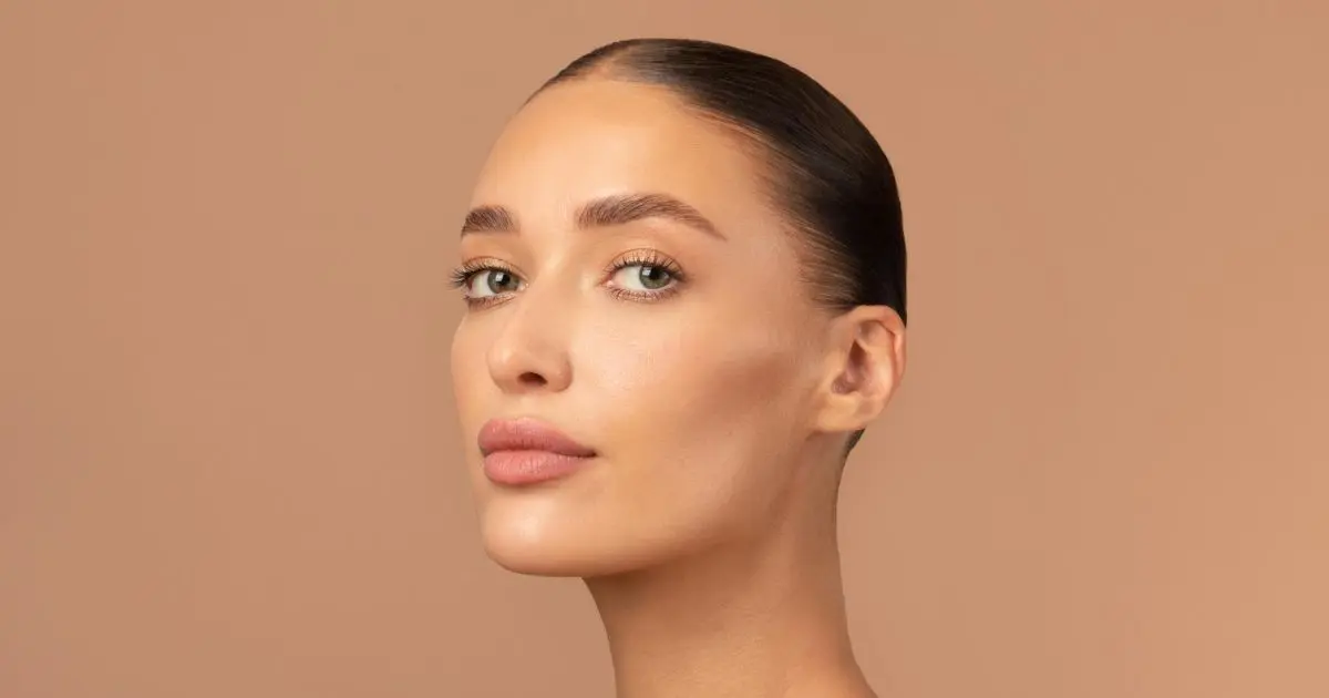 Mulher com rosto em destaque representando as diferentes regiões faciais que podem ser tratadas com Botox