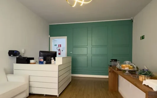Espaço de café e recepção do consultório Dra. Letícia Aguiar