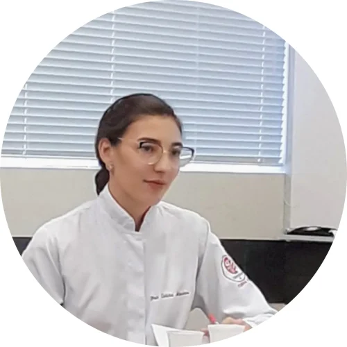 Dra. Letícia Aguiar sentada durante apresentação do trabalho de conclusão da pós-graduação