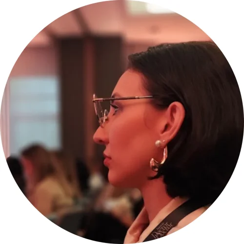 Dra. Letícia Aguiar de perfil durante palestra, curso de atualização profissional