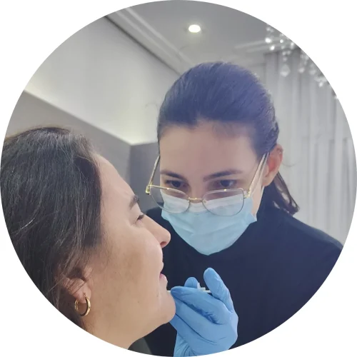 Dra. Letícia Aguiar realizando aplicação de toxina botulínica no rosto de uma paciente